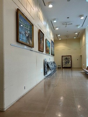 志津コミュニティセンター絵画展示の廊下