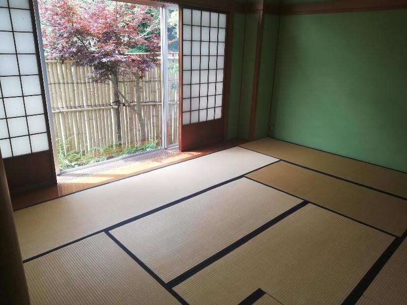 茶室の円窓と縁側