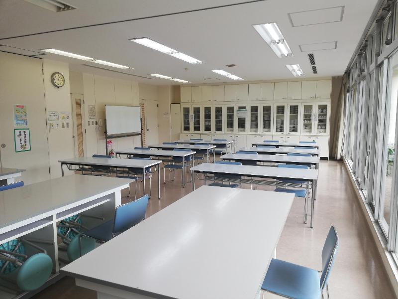 志津コミュニティセンター第1会議室兼調理室　テーブルと椅子