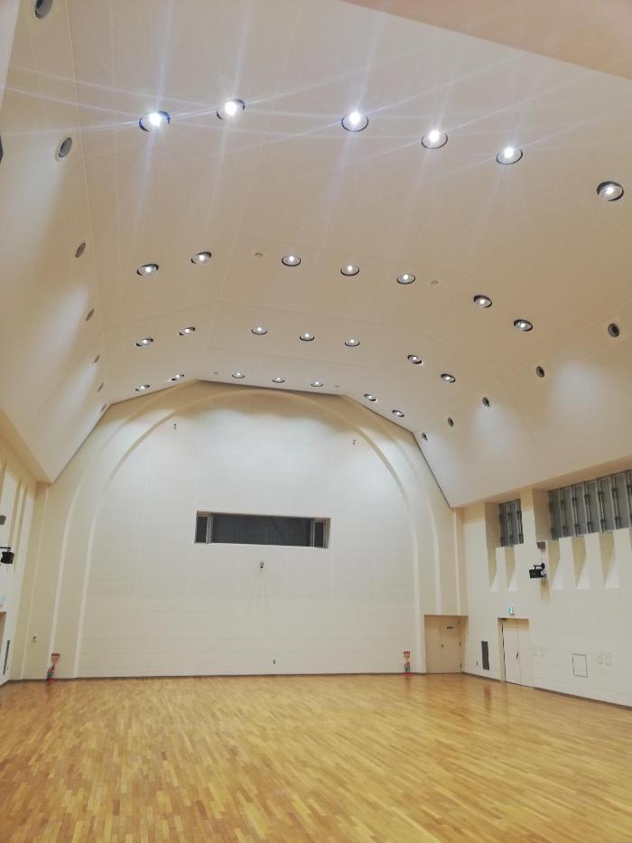 志津コミュニティセンター大ホール 天井