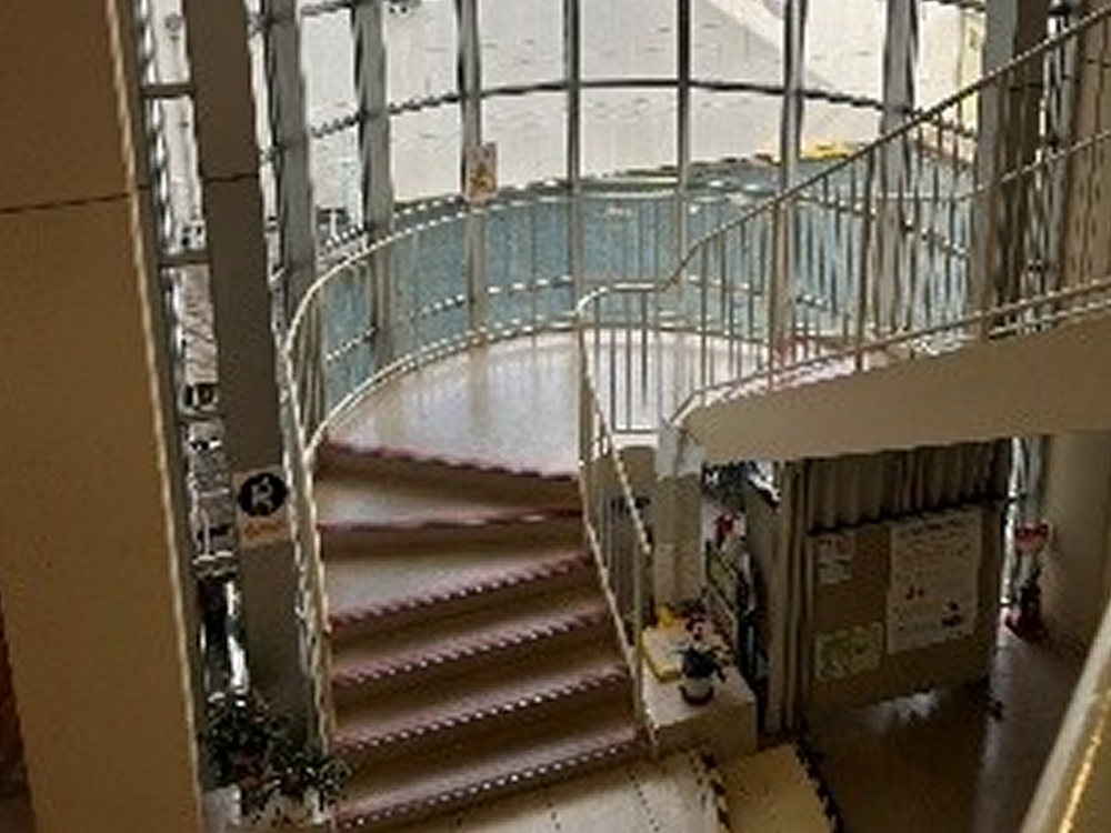志津コミュニティセンター吹き抜けと階段
