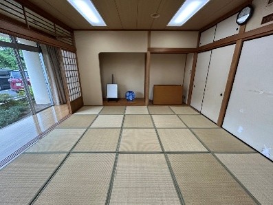 和室2 畳と床の間、庭に面した障子・窓の様子